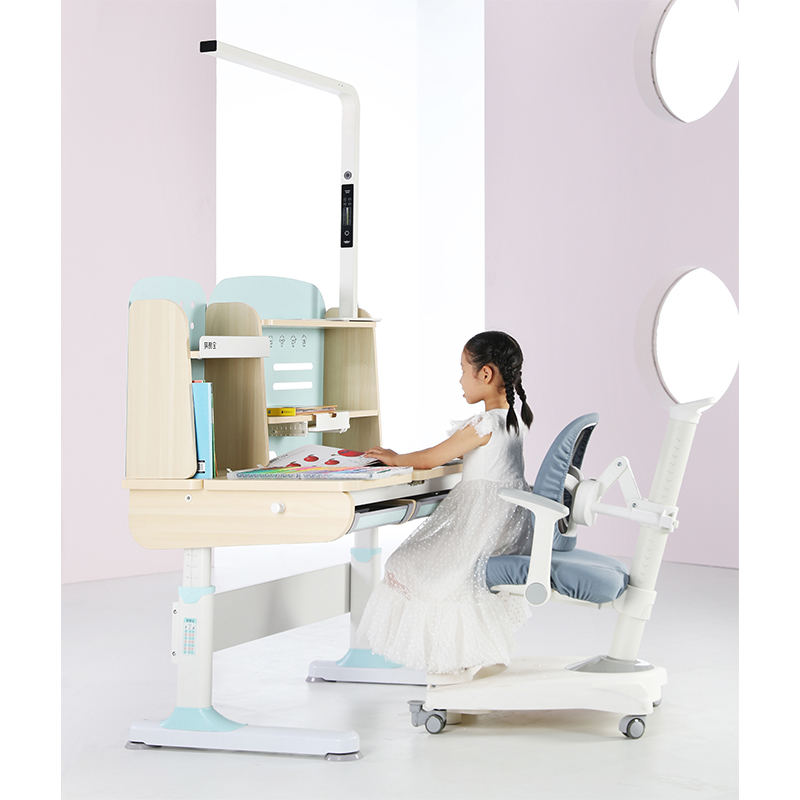 How can the stability of the driver circuit of an LED eye protection desk lamp be guaranteed?